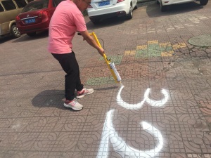 D型油漆划线车马路小区停车位画线机划线漆划线器球场跑道画线车