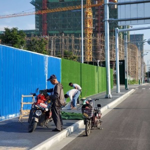 建筑工地绿色人工草皮围墙市政工程外墙围挡仿真草坪网假草坪绿化瑰季