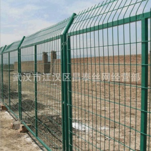 双边丝护栏网公路铁路隔离防护栏高速铁丝网围栏网养鸡护栏网定做
