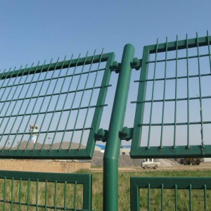 隔离栅小区公园护栏网镀锌丝高速公路桃型柱防护栏围网厂家定制
