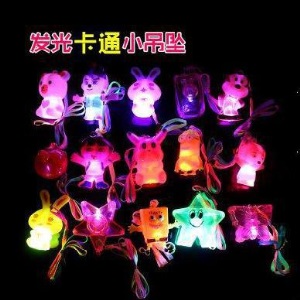 夜市地摊摆摊新款批發地推活动小礼品微商创意發光钥匙扣儿童玩具